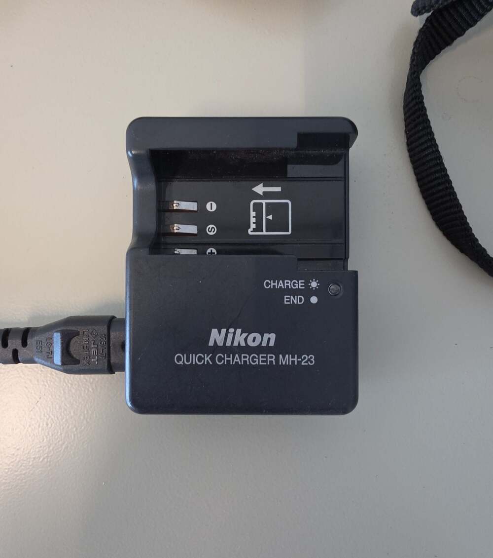 Nikon D40 6.1MP DSLR Camera with 18-55mm Lens and Battery Charger - Picture 5 of 13
